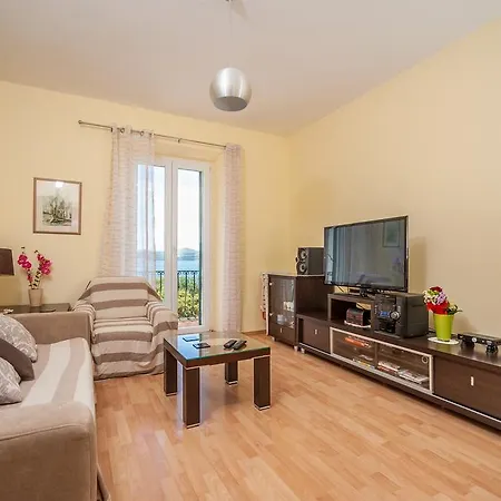 Vera With Sea View And Old Town View