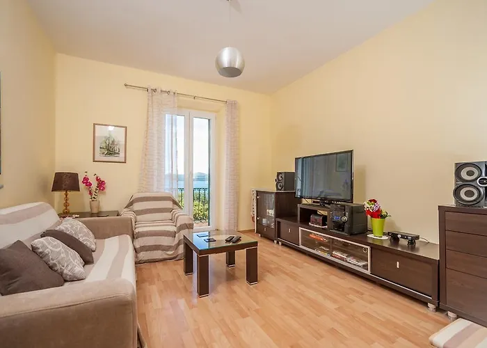 Vera With Sea View And Old Town View